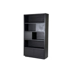 Vitrina de madera oscura con estantes interiores y puerta inferior doble.