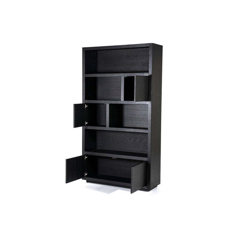 Vitrina de madera oscura con compartimentos abiertos y herrajes metálicos.