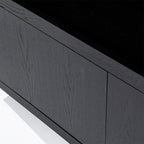 Panel lateral de vitrina en madera oscura con vetas y acabado mate.