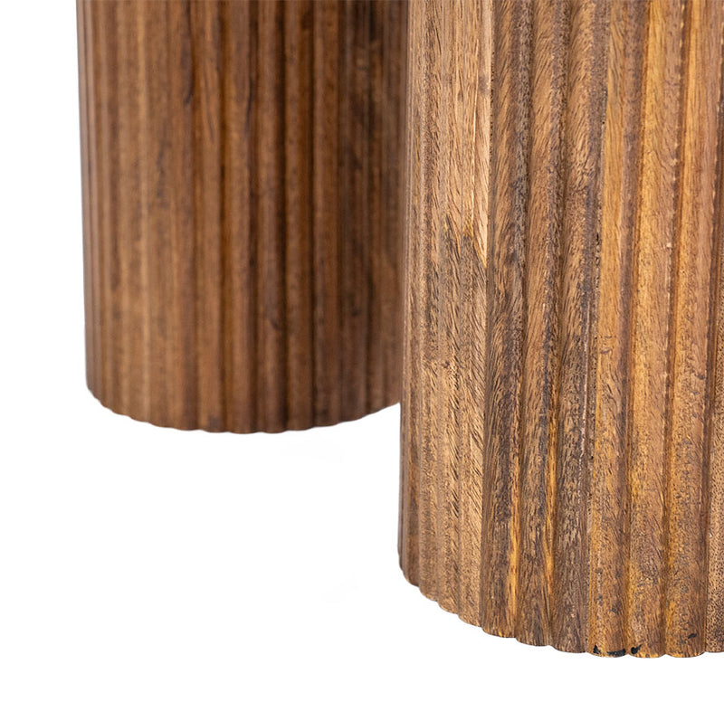 Base de madera cilíndrica de la mesa de centro redonda, acabado con vetas visibles