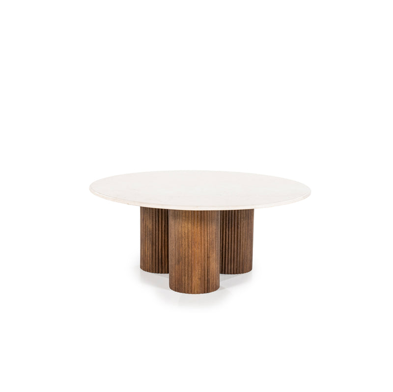 Mesa redonda de mármol blanco con base de madera de listones, vista general