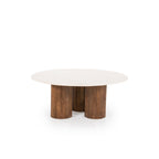 Mesa redonda de mármol claro con base de madera de listones