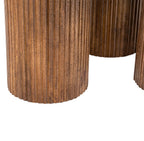 Base de madera marrón con veta y acanalado vertical