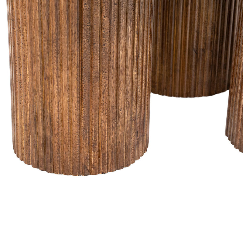 Base de madera marrón con veta y acanalado vertical