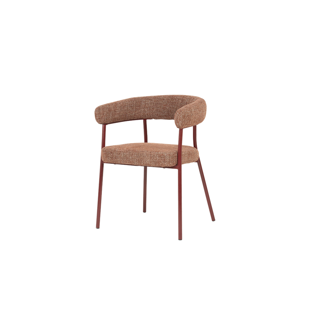 Silla con respaldo y asiento tapizados en tela marrón rojizo y patas de madera.