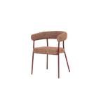 Silla con respaldo y asiento tapizados en tela marrón rojizo y patas de madera.