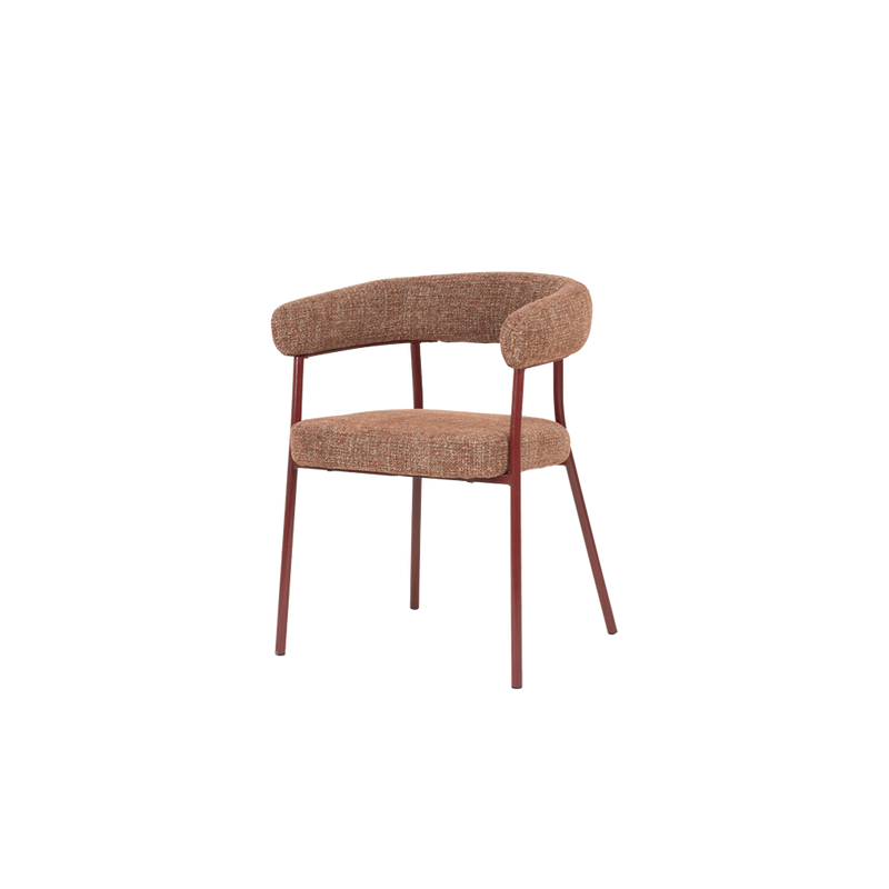 Silla con respaldo y asiento tapizados en tela marrón rojizo y patas de madera.