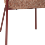 Patas de madera y base de silla con tapizado marrón rojizo.