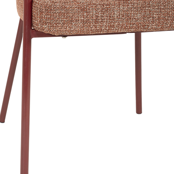 Patas de madera y base de silla con tapizado marrón rojizo.