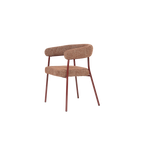 Silla con respaldo y asiento acolchados tapizados en tela marrón rojizo.