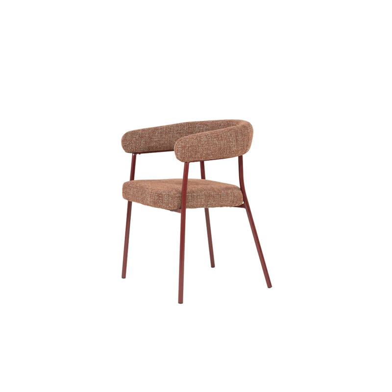 Silla con respaldo y asiento acolchados tapizados en tela marrón rojizo.