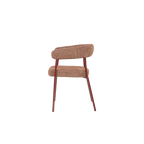 Silla lateral con respaldo curvo y asiento tapizado en tela marrón rojizo.