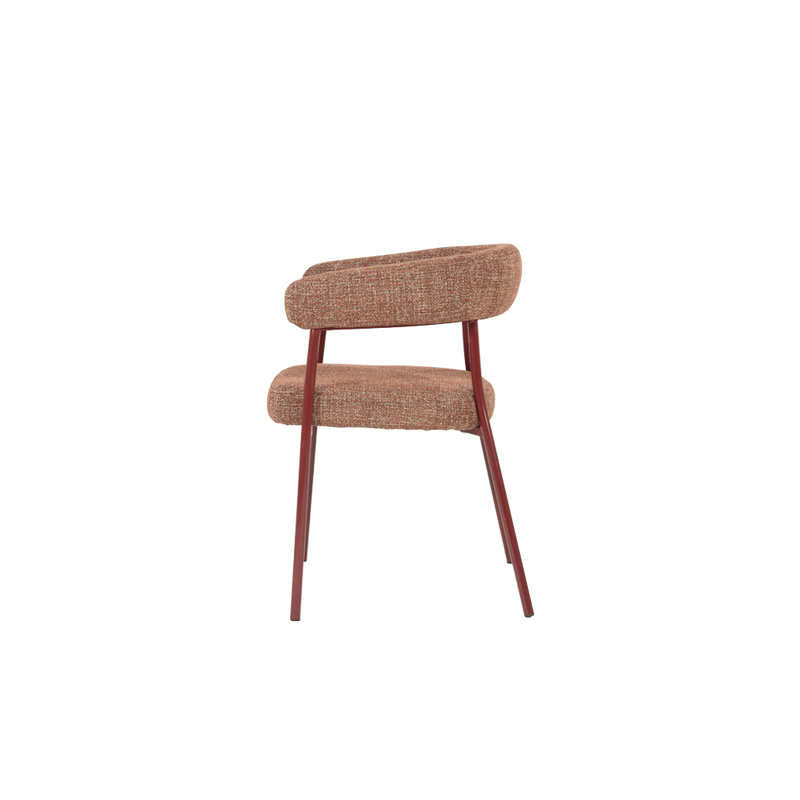 Silla lateral con respaldo curvo y asiento tapizado en tela marrón rojizo.