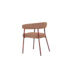 Silla de estilo contemporáneo con tapizado marrón rojizo y patas de madera.