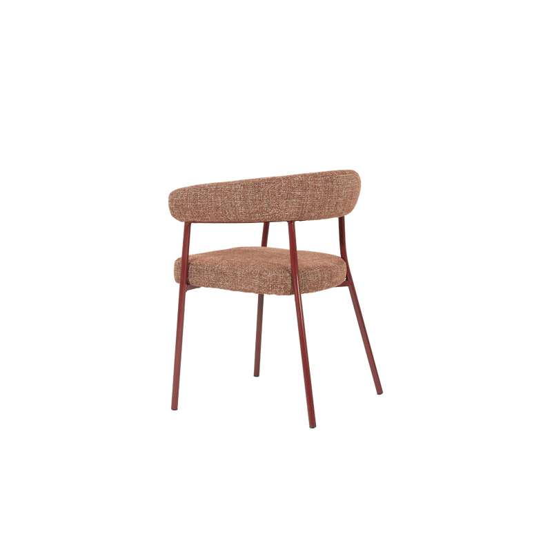 Silla de estilo contemporáneo con tapizado marrón rojizo y patas de madera.