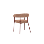 Silla Yovi en tela color burdeos con respaldo y asiento acolchados, patas de madera.