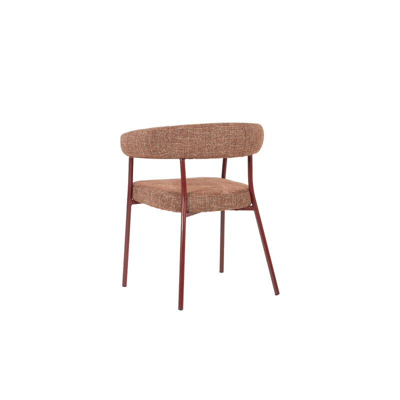 Silla Yovi en tela color burdeos con respaldo y asiento acolchados, patas de madera.