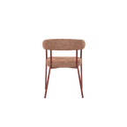 Silla con respaldo redondeado y asiento acolchado tapizado en tela marrón rojizo.