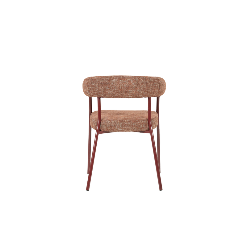 Silla con respaldo redondeado y asiento acolchado tapizado en tela marrón rojizo.