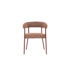 Silla tapizada marrón rojizo con respaldo curvo y asiento acolchado.