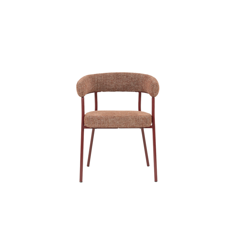 Silla tapizada marrón rojizo con respaldo curvo y asiento acolchado.