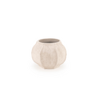 Jarrón de cerámica beige con contorno hexagonal y boca redonda, vista frontal