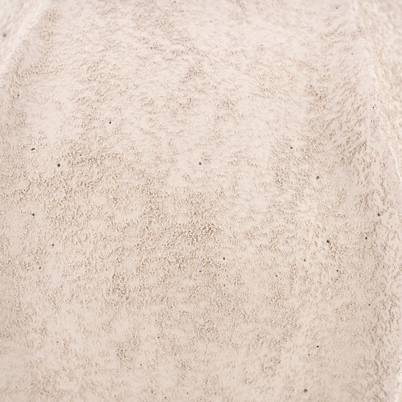 Jarrón de cerámica beige con textura granallada y pequeños puntos visibles
