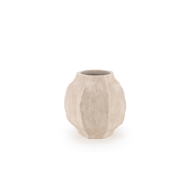 Jarrón de cemento beige con forma ovalada y textura rugosa, 37x27 cm.