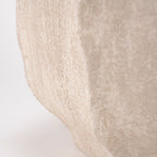 Jarrón de cemento beige, vista lateral con textura arenosa y acabado mate.