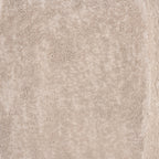 Jarrón de cemento beige, detalle de textura rugosa tipo grano fino.