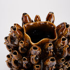 Jarrón cerámico marrón brillante con boca ancha y relieve decorativo