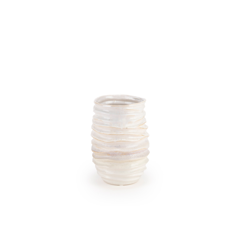 Jarrón de cerámica blanco con forma cilíndrica y relieve de bandas horizontales.