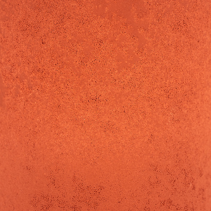 Jarrón de cerámica terracota con textura rugosa y acabado mate