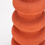 Jarrón de cerámica terracota Cima, detalle de textura porosa en anillos