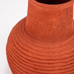 Jarrón de cerámica terracota, detalle del cuello y relieve ondulado