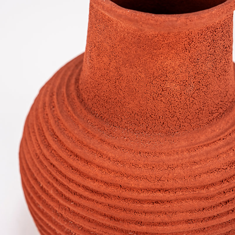 Jarrón de cerámica terracota, detalle del cuello y relieve ondulado