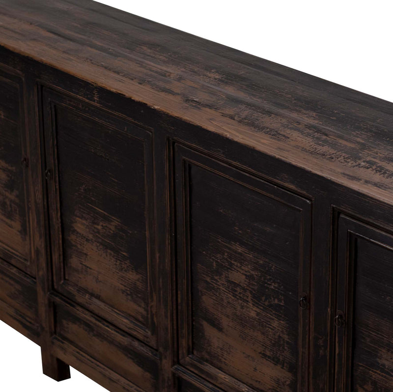 Aparador de madera oscuro: detalle de puerta y vetas en acabado envejecido.