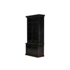 Librería de madera negra alta con estantes y puertas inferiores con detalles