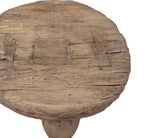 Mesa auxiliar de madera: detalle del tablero circular con vetas y marcas
