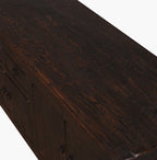 Aparador bajo de madera negro: textura de la tapa y herrajes metálicos