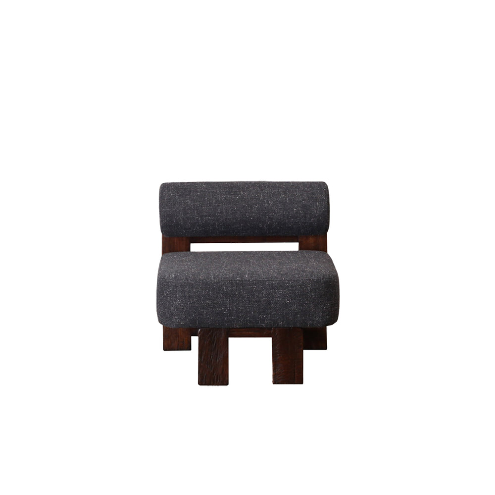 Butaca de madera con tejido oscuro, respaldo y asiento acolchados, patas de madera