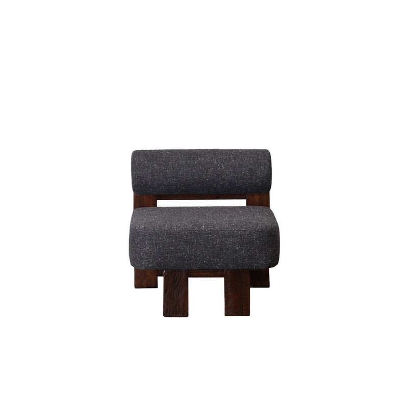 Butaca de madera con tejido oscuro, respaldo y asiento acolchados, patas de madera