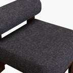 Butaca de madera: detalle del asiento con tejido oscuro texturizado