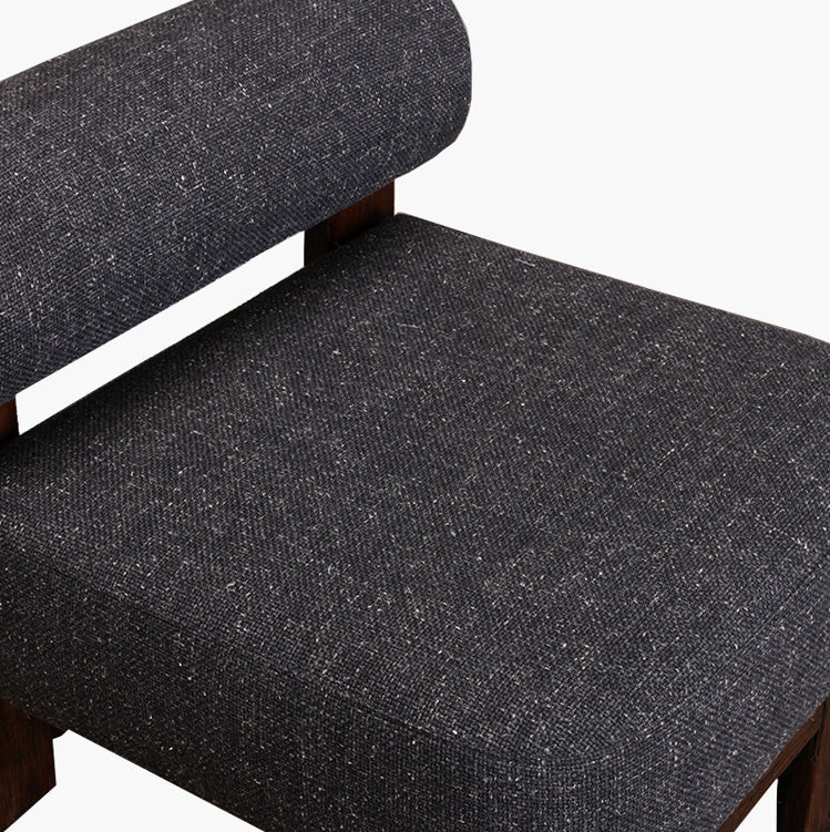 Butaca de madera: detalle del asiento con tejido oscuro texturizado