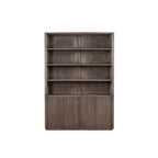 Librería de madera con estantes y puerta inferior acanalada, tono marrón oscuro.