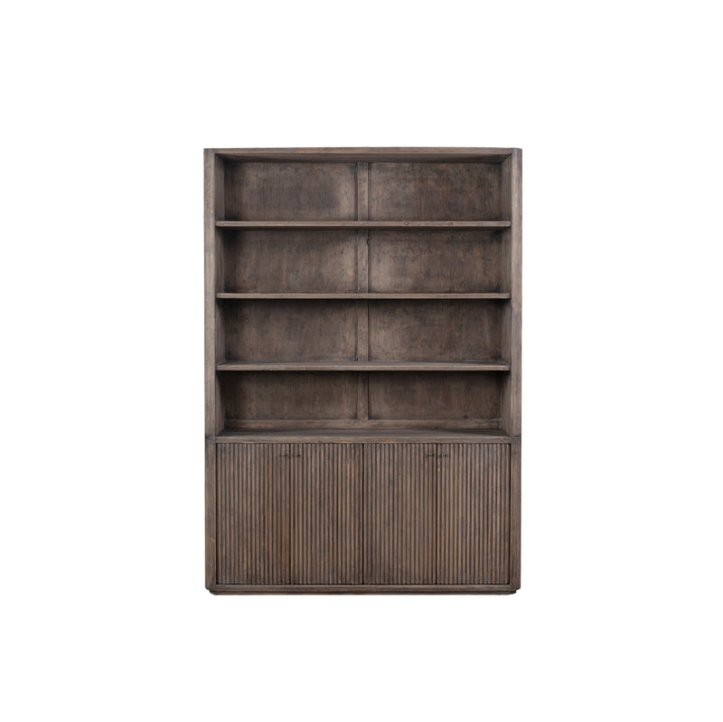Librería de madera con estantes y puerta inferior acanalada, tono marrón oscuro.