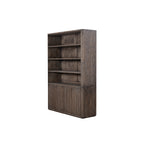 Librería de madera con estantes y puerta inferior acanalada, vista lateral, marrón.