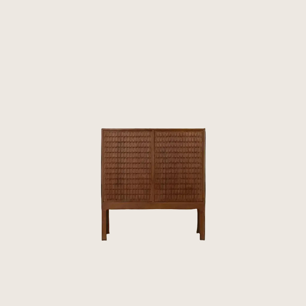 Armario de madera con 2 puertas abatibles y panel de mimbre oscuro.