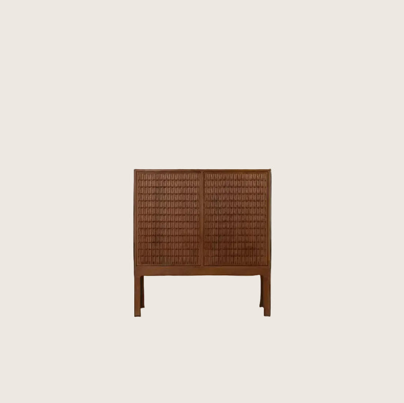 Armario de madera con 2 puertas abatibles y panel de mimbre oscuro.