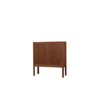 Armario de madera con 2 puertas decoradas de mimbre, patas altas.